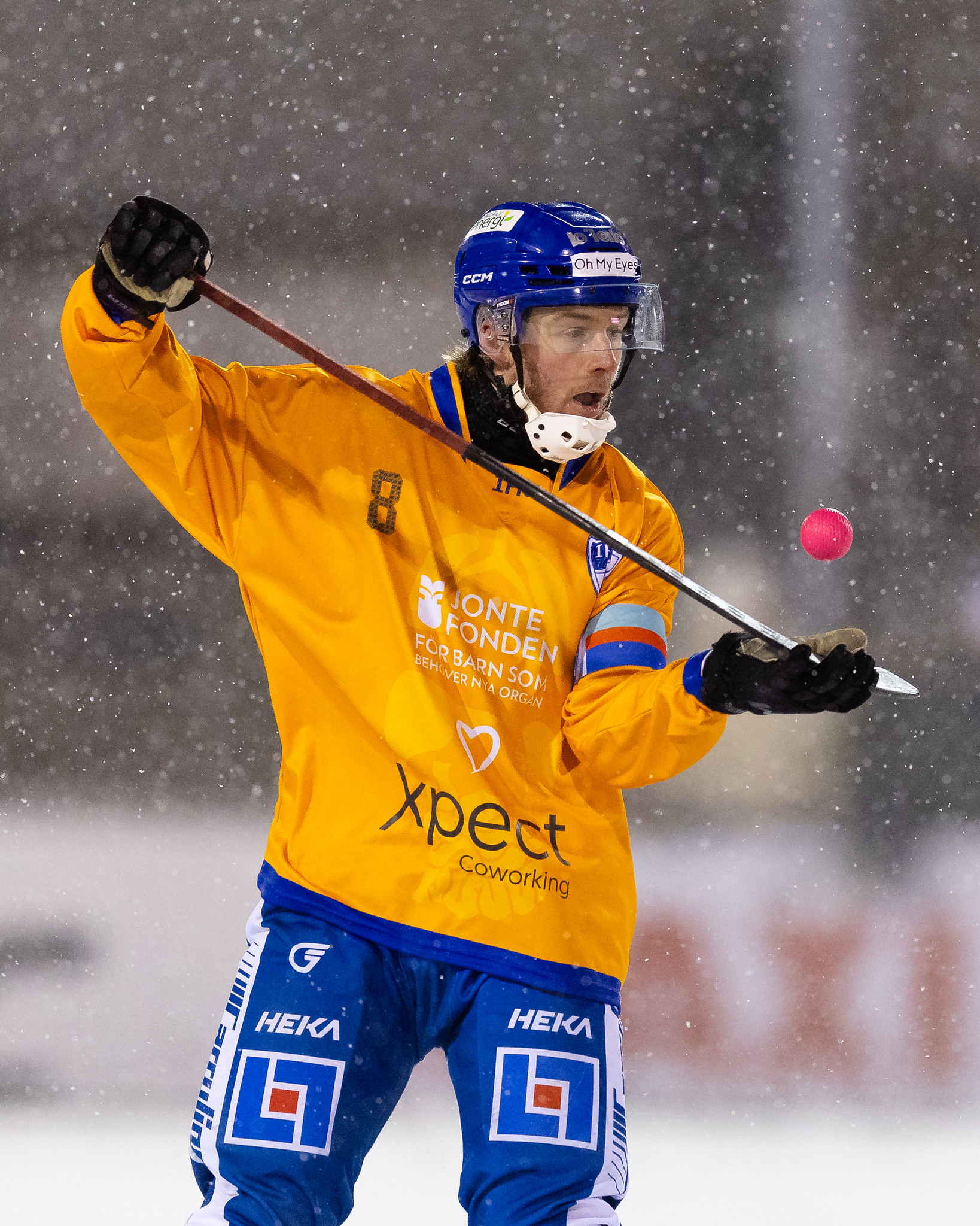 IFK Kungälv-spelare i orange matchställ under Jontefondsmatchen
